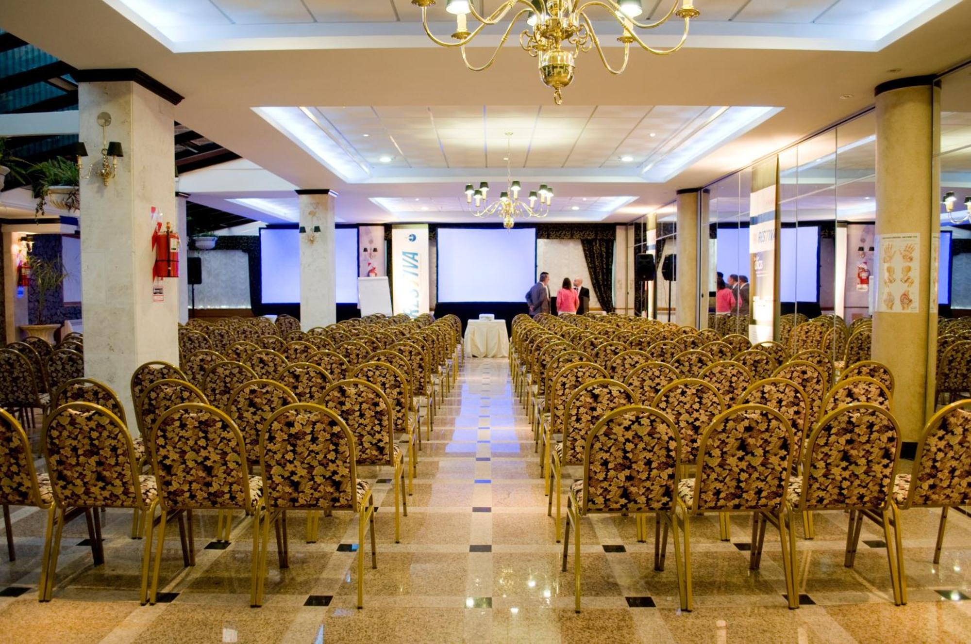 Отель Ramada By Wyndham Buenos Aires Висенте-Лопес Бизнес фото